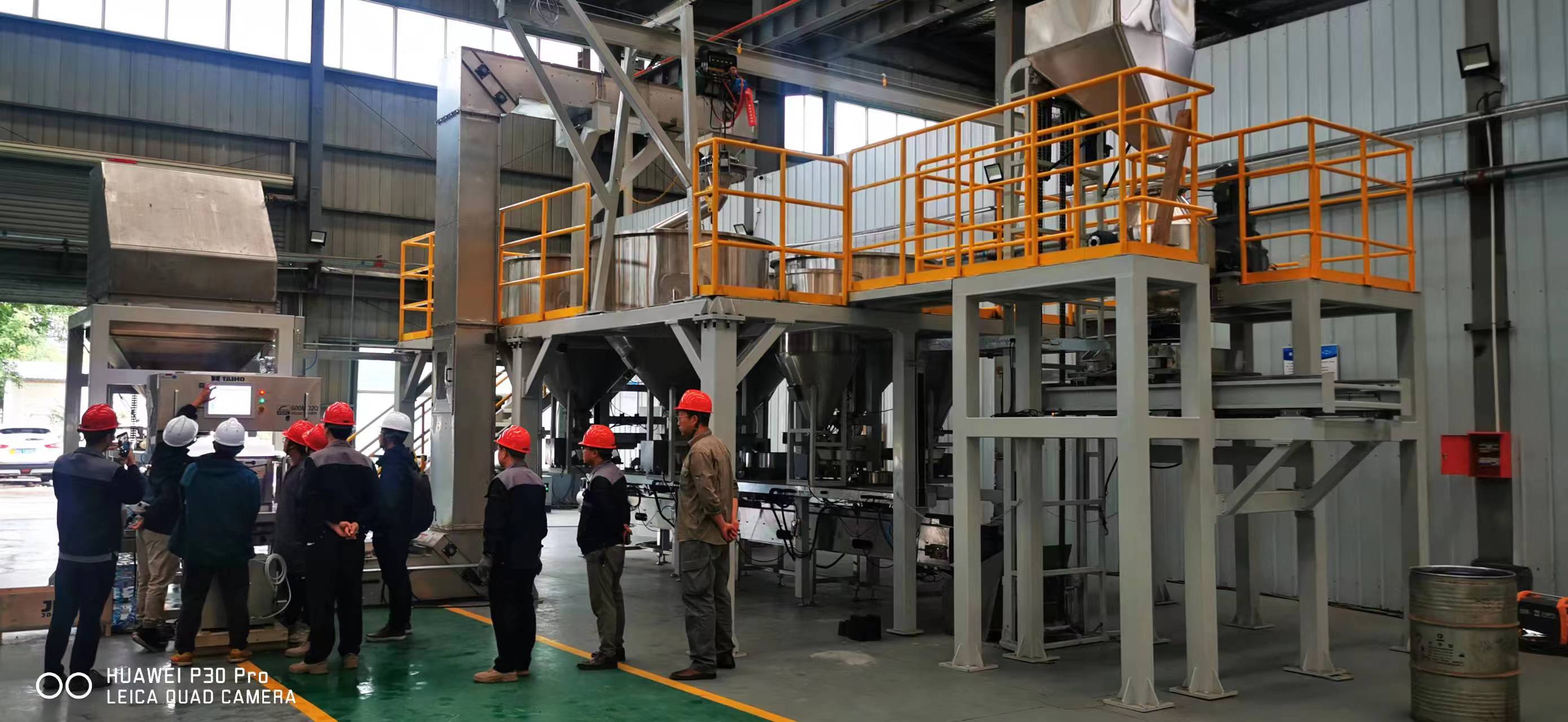 磐一裝備  海綿鈦壓塊油壓機的自動混料上料系統安裝完成